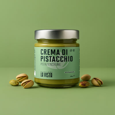 Cremige Pistaziencreme auf Brot gestrichen Nahaufnahme