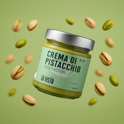 Glas Pistaziencreme mit Löffel – cremige grüne Textur